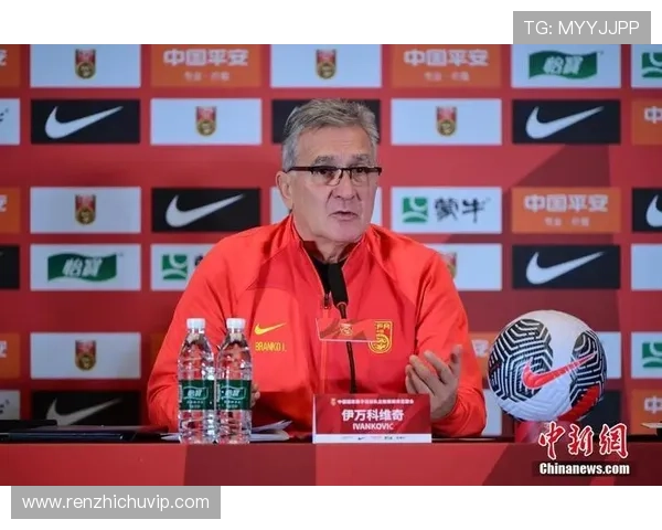 足球明星帅气亮相活动现场展现风采与魅力的精彩瞬间合集